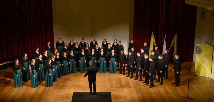 Koncert iz sklopa “Glasba na hribu”: AKADEMSKI PEVSKI ZBOR MARIBOR