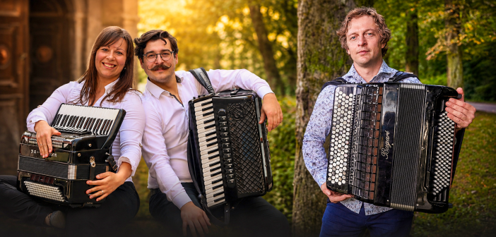 »Večeri v atriju«: Harmonikarski trio – Suzana Hrast, Dejan Kušer in Miha Plevčak
