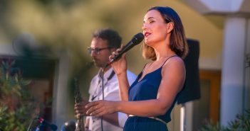 »Večeri v atriju«: NINA STRNAD in JAKA KOPAČ z instrumentalisti