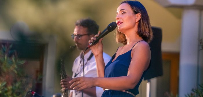 »Večeri v atriju«: NINA STRNAD in JAKA KOPAČ z instrumentalisti